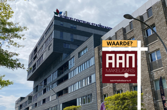 Winkelcentrum Stadshagen in beeld met makelaarsbord op voorzijde.