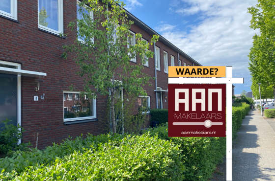 Straatbeeld van Canneveltstraat in Zwolle met rijtjeshuizen en makelaarsbord van AAN op de voorgrond