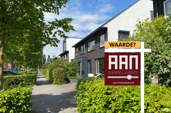 Straatbeeld Bonkenhavestraat in Stadshagen met makelaarsbord van AAN Makelaars op voorgrond
