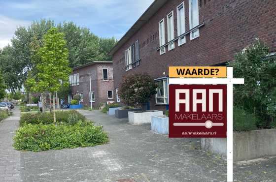 Straatbeeld met starterswoning aan de Leiendekkerstraat Stadshagen met makelaarsbord van AAN Makelaars Zwolle op de voorgrond