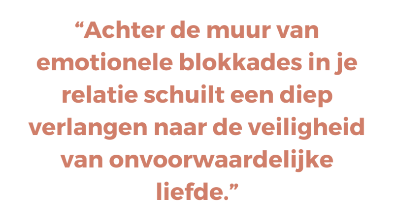 Achter de muur van emotionele blokkades in je relatie schuilt een diep verlangen naar de veiligheid van onvoorwaardelijke liefde