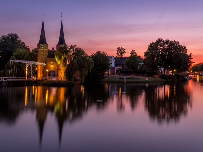 Oostpoort in Delft bij zonsondergang