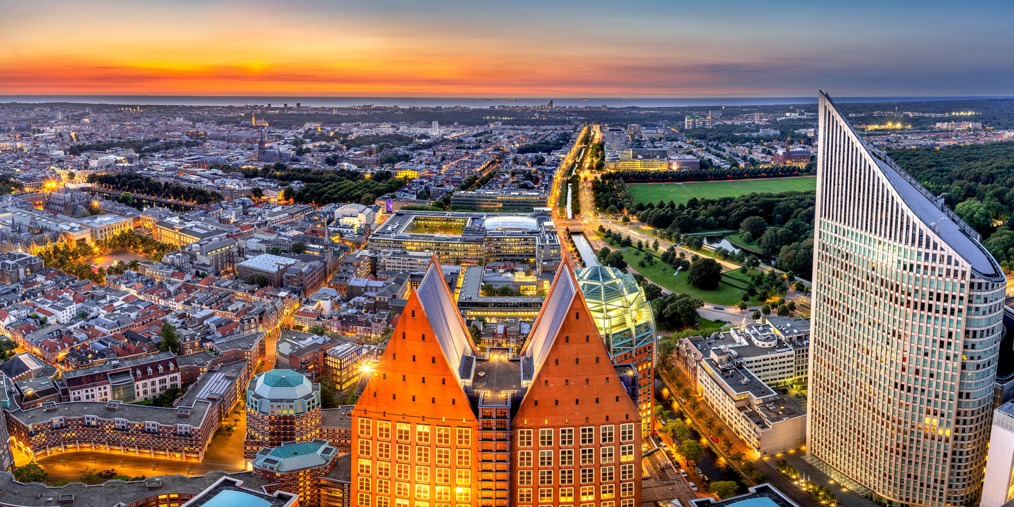 Uitzicht over Den Haag bij zonsondergang