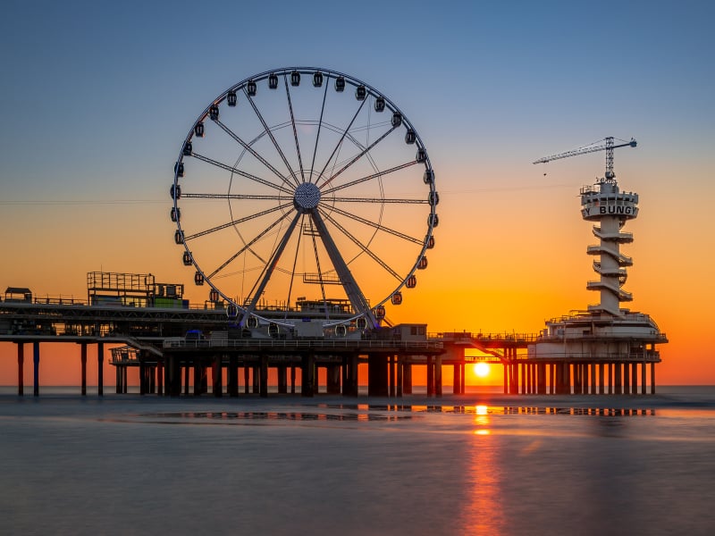 Den Haag Scheveningen met de pier bij zonsondergang