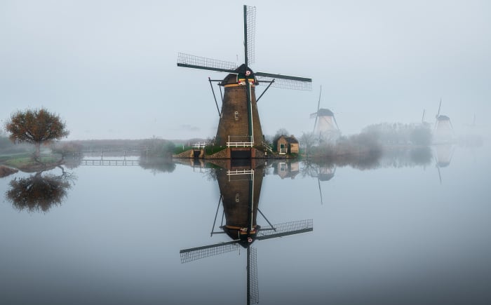 Molen in de mist in Kinderdijk