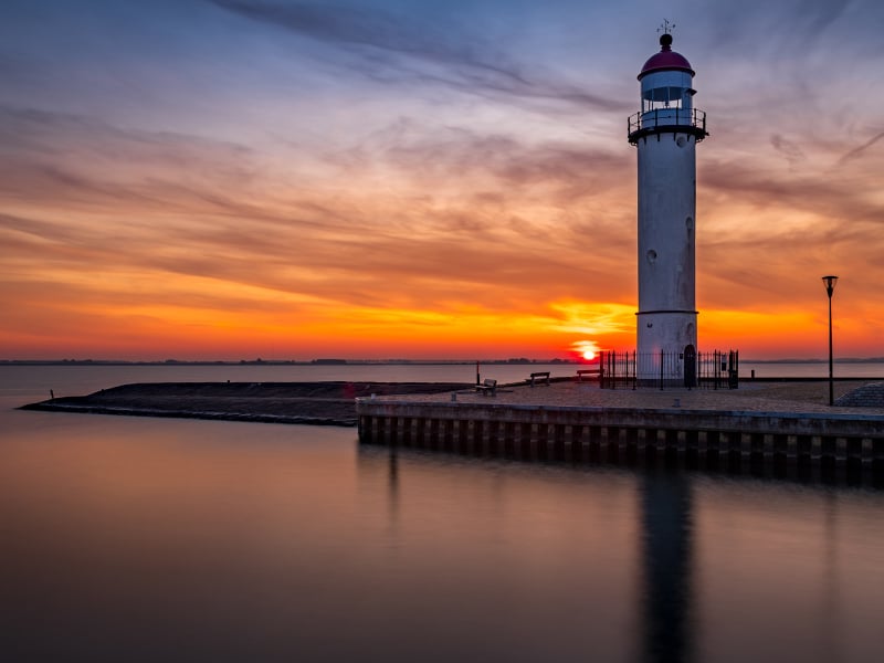 Vuurtoren van Hellevoetsluis bij zonsondergang