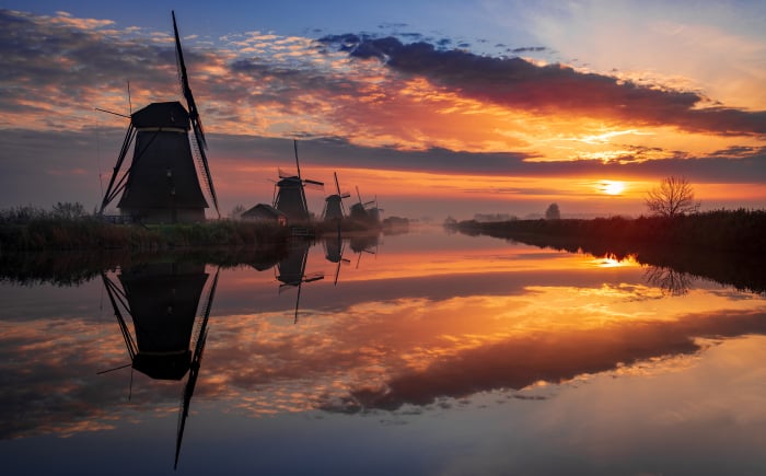 Molens van Kinderdijk bij zonsopkomst