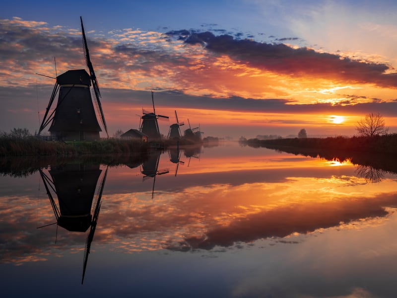 Molens van Kinderdijk bij zonsopkomst