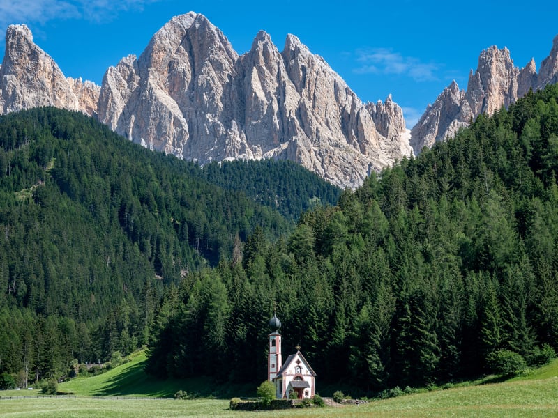 Santa Maddalena in de Dolomieten in Italië met de St Johann Kerk