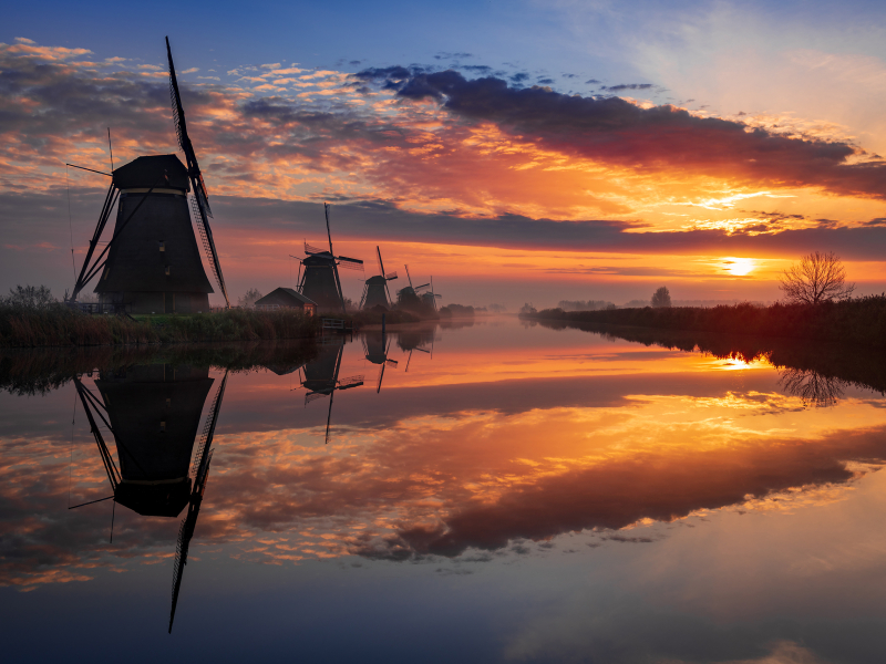 Landschapsfotografoe van molens in Kinderdijk bij zonsopkomst