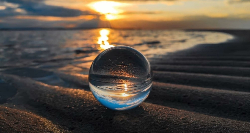 Lensball op het strand