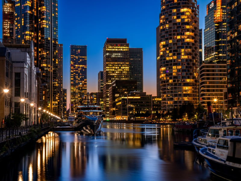 Canary Wharf bij avond in Londen, Engeland