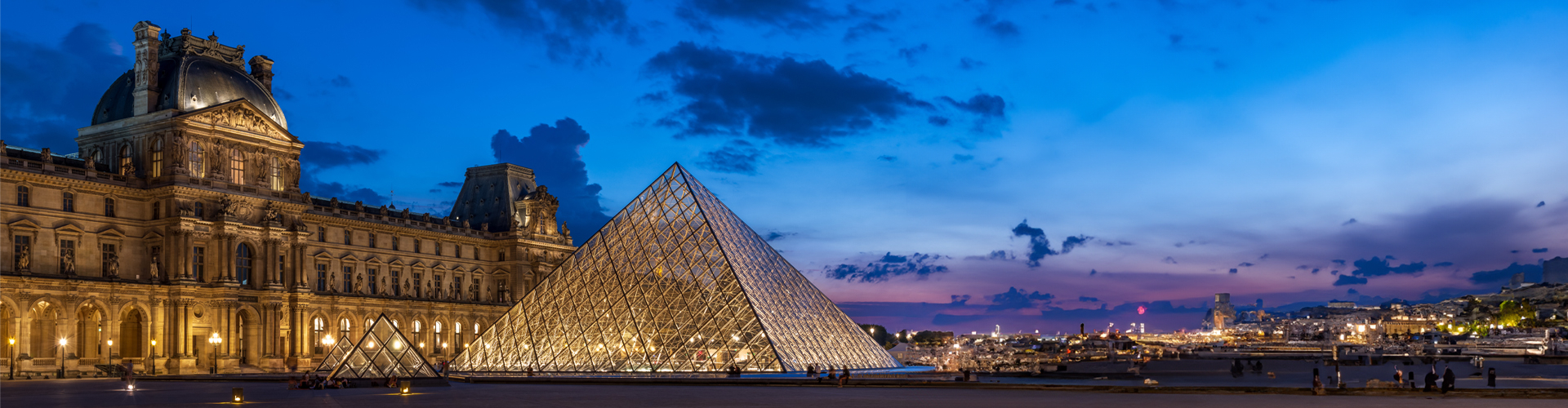 Banner van het Louvre museum