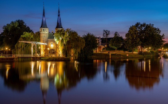 De Oostpoort in Delft tijdens het blauwe uur