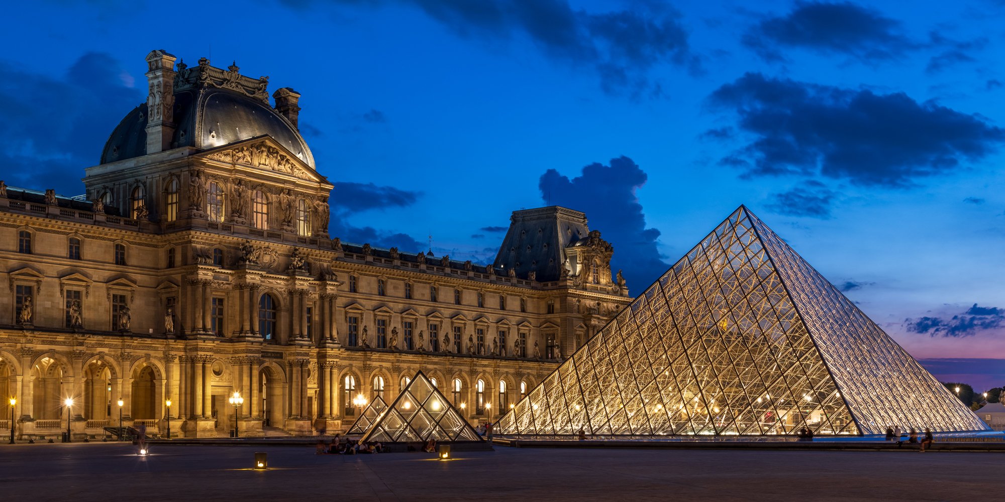 Louvre museum in Parijs bij avond met de pyramides