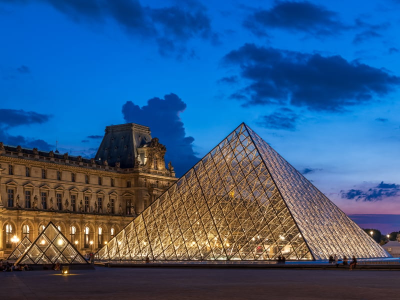 Louvre museum in Parijs bij avond met de pyramides