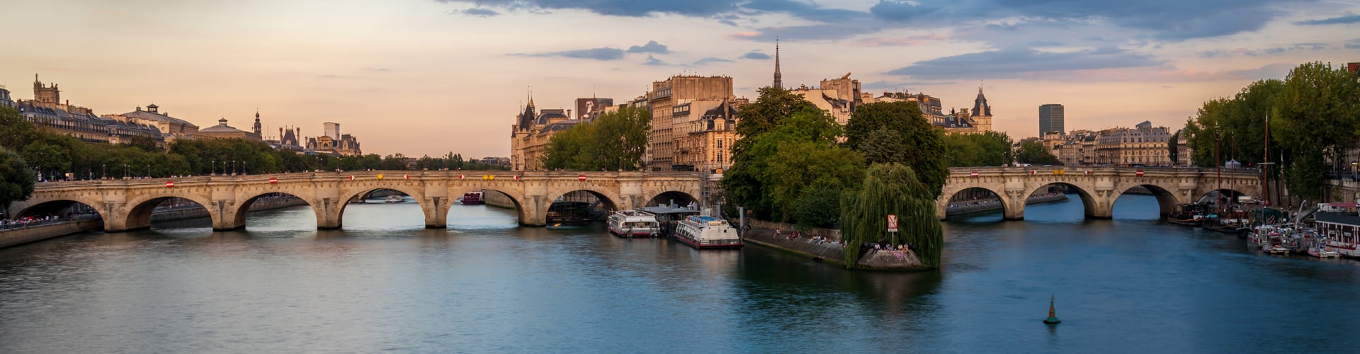 De Pont Neuf over de Seine in Parijs, Frankrijk