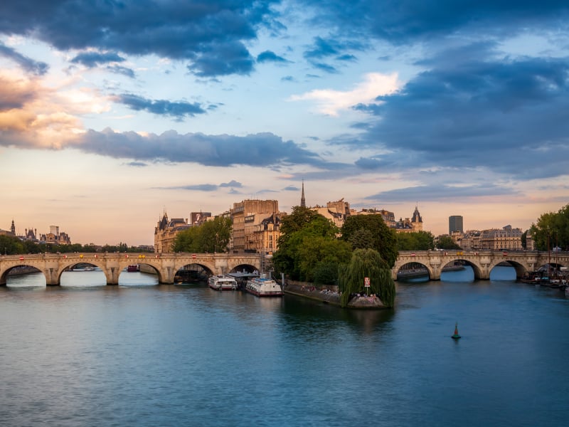 De Pont Neuf over de Seine in Parijs, Frankrijk