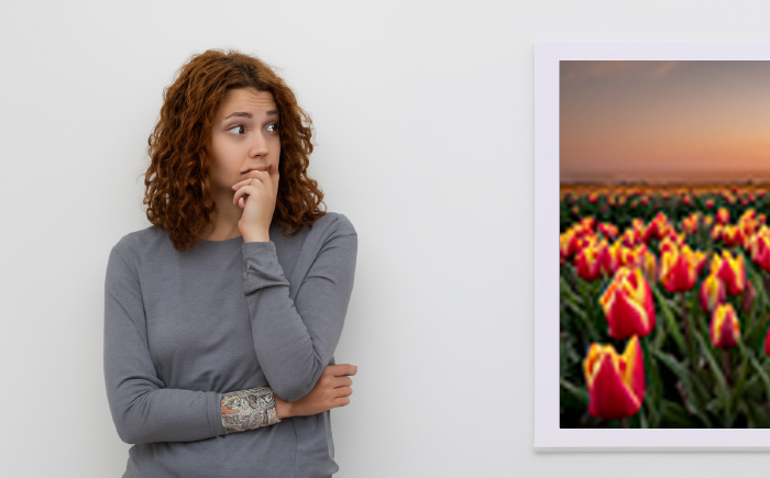 Vrouw kijkt naar misluke geprinte foto