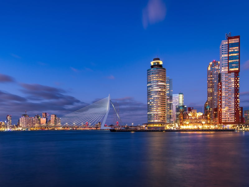 Skyline van Rotterdam met de Erasmusbrug