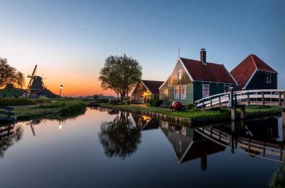 Zaanse Schans in Noord Holland bij zonsondergang