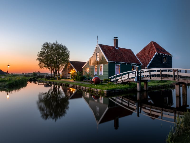 Zaanse Schans in Noord Holland bij zonsondergang