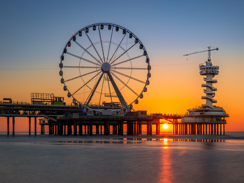 Reuzenrad op de pier in Den Haag Scheveningen bij zonsondergang