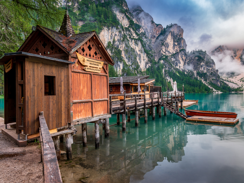 Bootshuis aan het Lago di Braies (Pragser Wildsee) in Italië