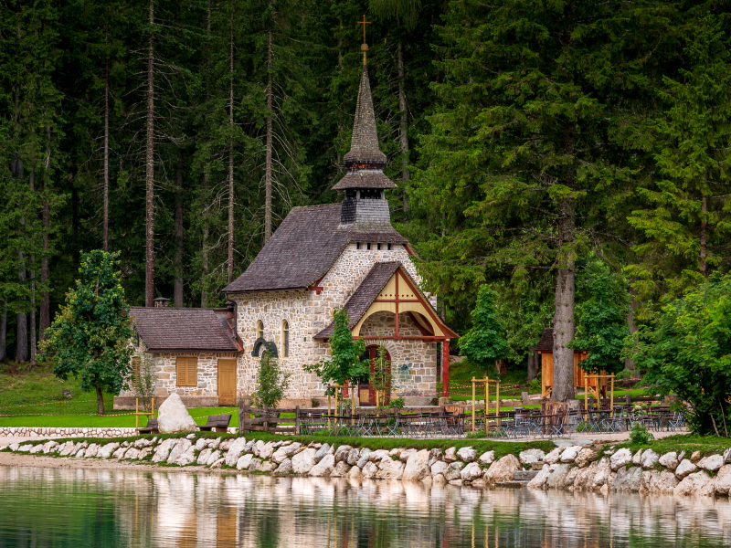 Kapel aan de Lago di Braies (Pragser Wildsee) in Italië
