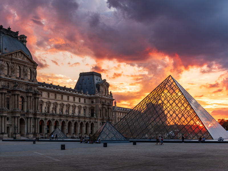 Pyramides bij het Louvre Museum in Parijs bij zonsondergang