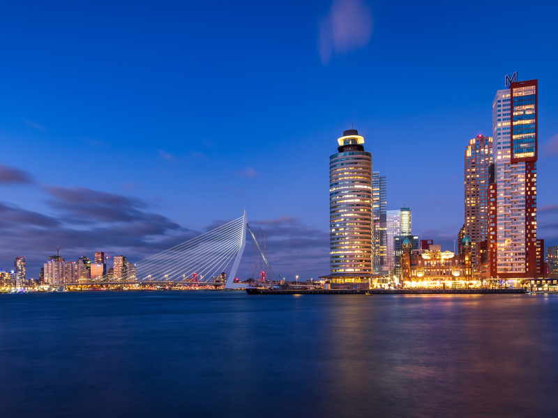 Skyline van Rotterdam met de Erasmusbrug