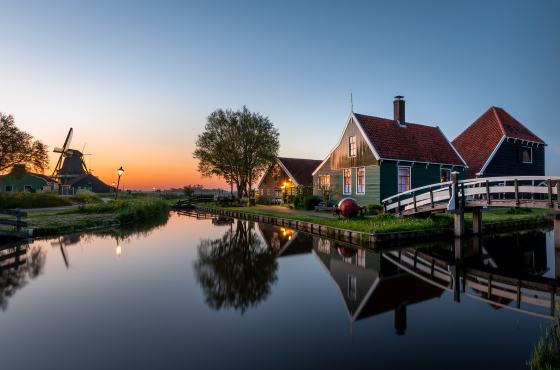 Zaanse Schans in Noord Holland bij zonsondergang