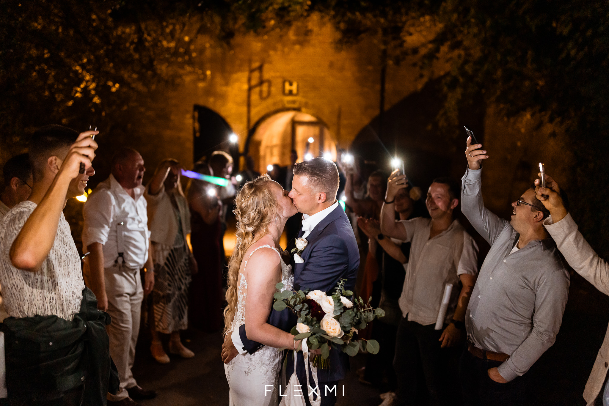 Award-winning bruidsfotograaf Sander van FLEXMI fotografeert met flitsers op een bruiloft
