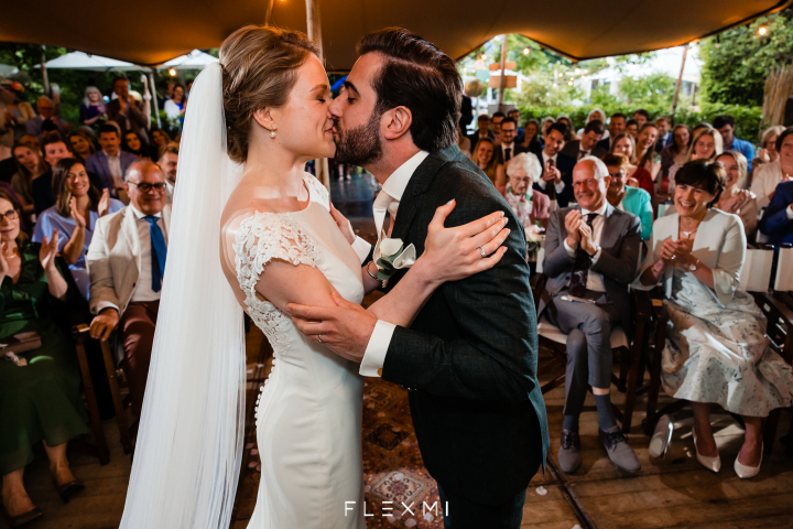 Bruidspaar kust elkaar tijdens ceremonie
