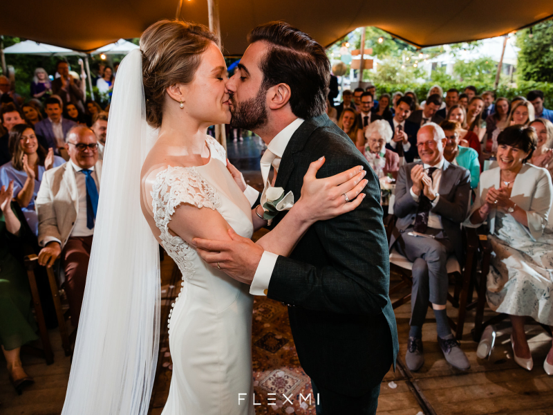 Bruidspaar kust elkaar tijdens ceremonie