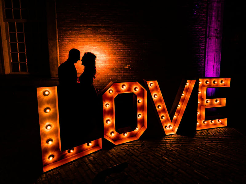 Koppel silhouette achter love letters
