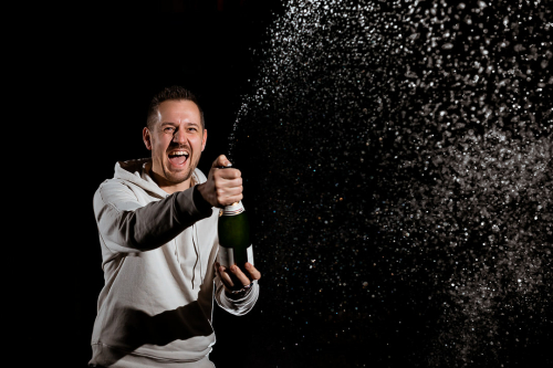 Sander die spuit met champagne