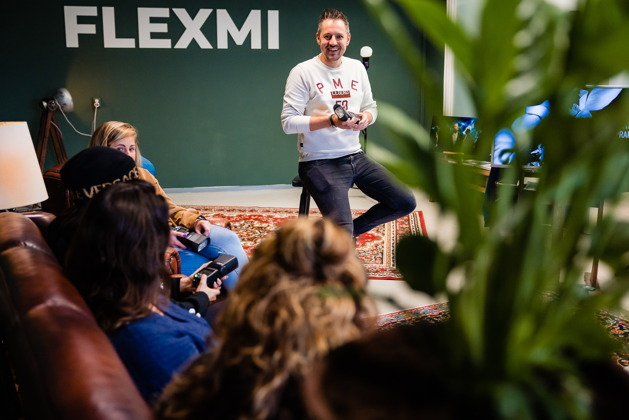 Deelnemer oefent met flits tijdens workshop