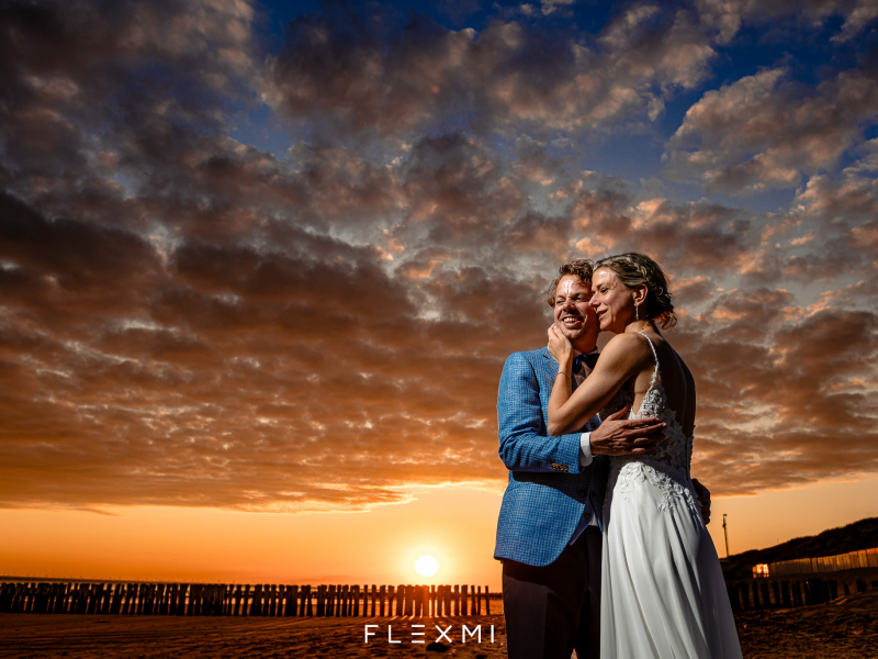 Flitsen tijdens zonsondergang met een bruidspaar