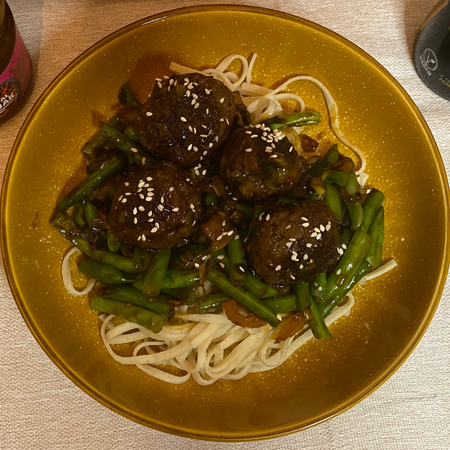 Gehaktballetjes in teriyakisaus met roerbakgroenten en noodles