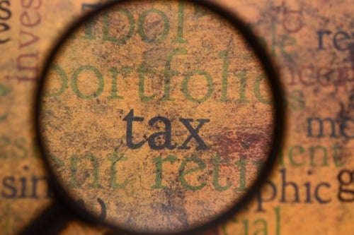 het-woord-tax-belasting-in-vergrootglas-in-oud-historisch-wetboek