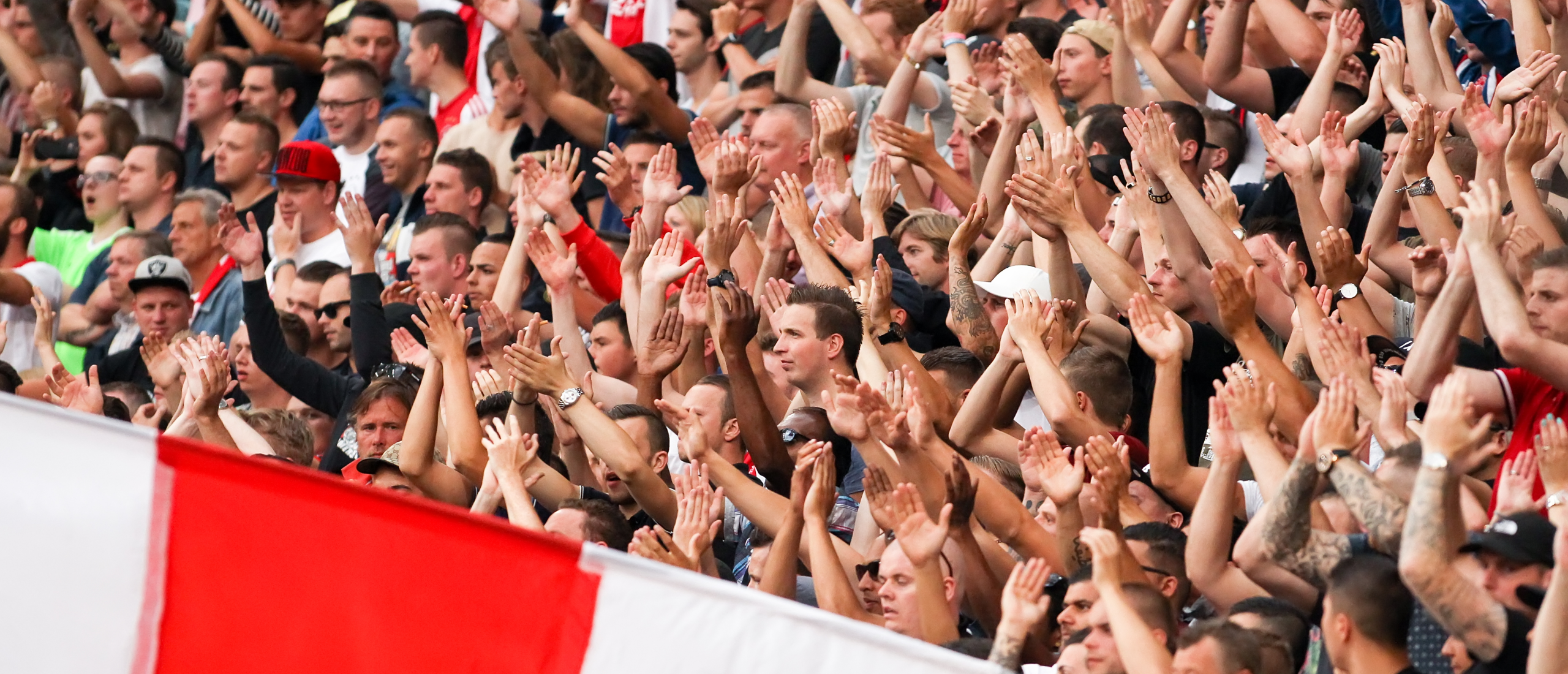 Ajax met winst in Waalwijk richting Champions League ontmoeting met Liverpool