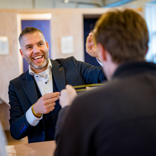 rondlopende goochelaar Alex Buijk
