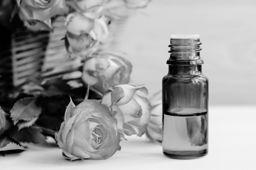 Massage olie met rozen ernaast