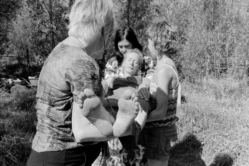 Vrouwen die elkaar dragen, buiten in de natuur