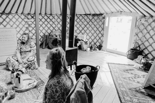 Vrouwen in een yurt op meditatiestoeltjes tijdens een traiing