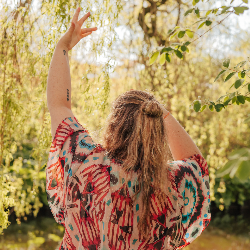 Alida Lucia in het park onder een wilgenboom