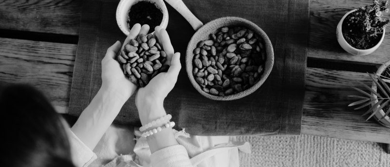 Voorbereiden cacao ceremonie