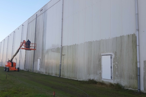 Reinigen sandwichpanelen Gevelreiniging bedrijfshal