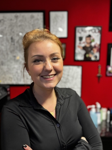 Sofie leerling bij ALphaTypical Sofie leerling tattoo bij alphatypical gespecialiseerd in Botanical , dieren en micro realisme